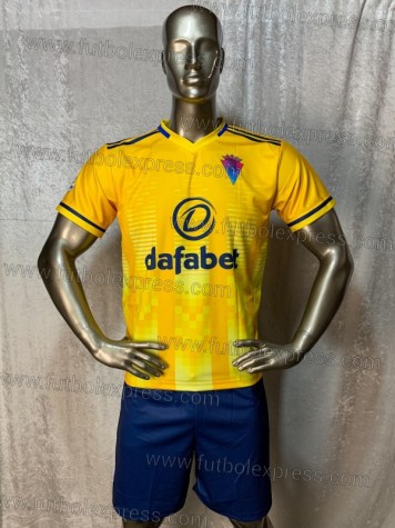Uniforme Soccer Cadiz Visita 2020-21 Amarillo: Uniforme de futbol soccer replica modelo Cadiz Visita 2020-21, incluye playera amarilla, short azul, y numeros en la espalda.