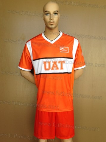 Uniforme Soccer Correcaminos Local 2013-14: Uniforme de futbol soccer replica modelo Correcaminos Local 2013-14, incluye playera naranja, short naranja, y numeros en la espalda.