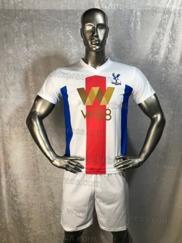 Uniforme Soccer Crystal Palace Visita 2020-21: Uniforme de futbol soccer replica modelo Crystal Palace Visita 2020-21, incluye playera blanca con rayas rojas y azul, short blanco, y numeros en la espalda.