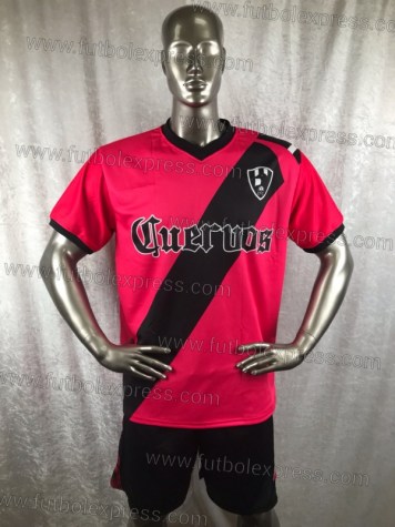 Uniforme Soccer Club de Cuervos Local T1 Rojo: Uniforme de futbol soccer replica modelo Club de Cuervos Local T1, incluye playera roja con la franja negra, short negro, y numeros en la espalda.