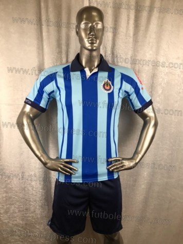 Uniforme Soccer Guadalajara Local 2018-19 Azul: Uniforme de futbol soccer replica modelo Guadalajara Local 2018-19, incluye playera rayada azul, short azul, y numeros en la espalda.