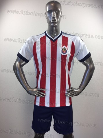 Uniforme Soccer Guadalajara Local 2017-18: Uniforme de futbol soccer replica modelo Guadalajara Local 2017-18, incluye playera rayada roja y blanca, short azul, y numeros en la espalda.