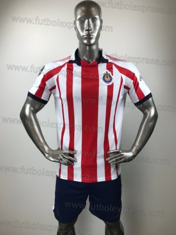 Uniforme Soccer Guadalajara Local 2018-19: Uniforme de futbol soccer replica modelo Guadalajara Local 2018-19, incluye playera rayada roja y blanca, short azul, y numeros en la espalda.