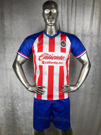 Uniforme Soccer Guadalajara Local 2019-20: Uniforme de futbol soccer replica modelo Guadalajara Local 2019-20, incluye playera rayada roja y blanca, short azul, y numeros en la espalda.