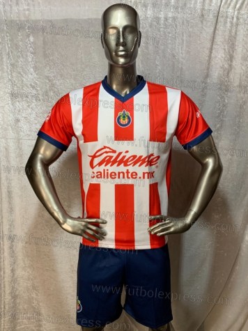 Uniforme Soccer Guadalajara Local 2022-23: Uniforme de futbol soccer replica modelo Guadalajara Local 2022-23, incluye playera rayada roja y blanca, short azul, y numeros en la espalda.