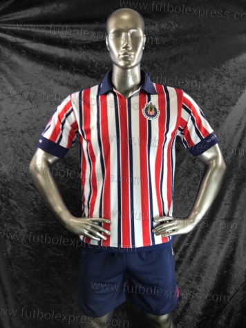 Uniforme Soccer Guadalajara Mundial 2018: Uniforme de futbol soccer replica modelo Guadalajara Mundial de Clubes 2018, incluye playera rayada roja, blanca y azul, short azul, y numeros en la espalda.