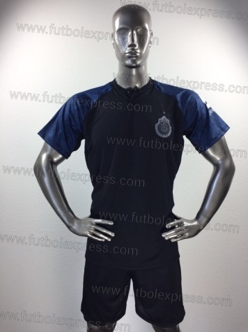 Uniforme Soccer Guadalajara Visita 2017-18: Uniforme de futbol soccer replica modelo Guadalajara Visita 2017-18, incluye playera negra, short negro, y numeros en la espalda.