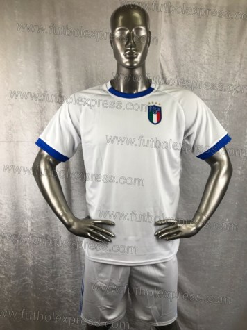 Uniforme Soccer Italia Visita 2018: Uniforme de futbol soccer replica modelo Italia Visita 2018, incluye playera blanca, short blanco, y numeros en la espalda.