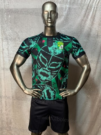 Uniforme Soccer Leon Tercero 2021-22: Uniforme de futbol soccer replica modelo Leon Tercero 2021-22, incluye playera verde y negra, short negro, y numeros en la espalda.