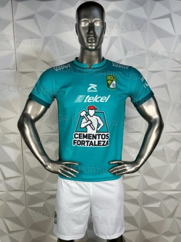 Uniforme Soccer Leon Local 2023-24: Uniforme de futbol soccer replica modelo Leon Local 2023-24, incluye playera verde, short blanco, y numeros en la espalda.