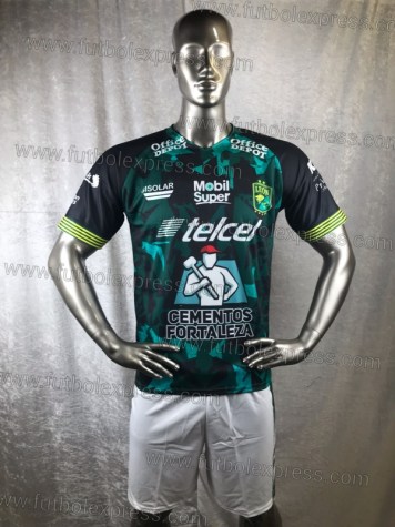 Uniforme Soccer Leon Local 2019-20 Negro: Uniforme de futbol soccer replica modelo Leon Local 2019-20, incluye playera negra con verde, short blanco, y numeros en la espalda.