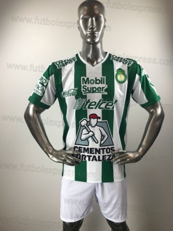 Uniforme Soccer Leon Tercero 2017-18: Uniforme de futbol soccer replica modelo Leon Tercero 2017-18, incluye playera rayada verde y blanca, short blanco, y numeros en la espalda.