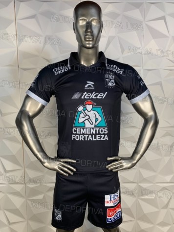 Uniforme Soccer Leon Visita 2023-24: Uniforme de futbol soccer replica modelo Leon Visita 2023-24, incluye playera negra, short negro, y numeros en la espalda.