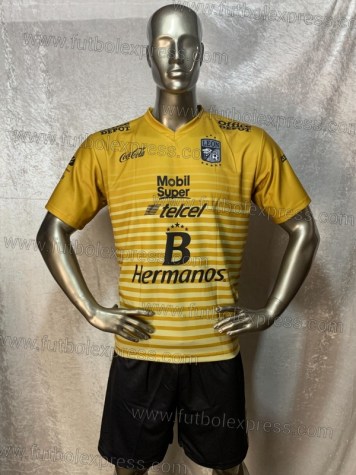 Uniforme Soccer Leon Visita 2016-17 Dorado: Uniforme de futbol soccer replica modelo Leon Visita 2016-17, incluye playera dorada, short negro, y numeros en la espalda.