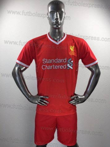 Uniforme Soccer Liverpool Local 2017-18: Uniforme de futbol soccer replica modelo Liverpool Local 2017-18, incluye playera roja, short rojo, y numeros en la espalda.