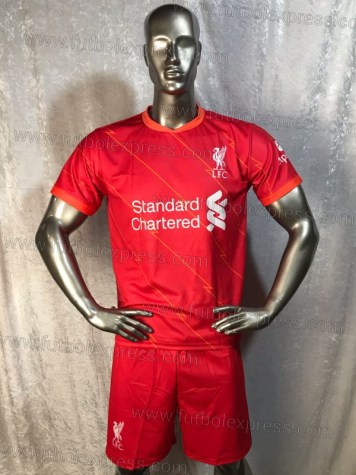 Uniforme Soccer Liverpool Local 2021-22: Uniforme de futbol soccer replica modelo Liverpool Local 2021-22, incluye playera roja, short rojo, y numeros en la espalda.