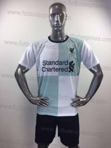 Uniforme Soccer Liverpool Visita 2017-18: Uniforme de futbol soccer replica modelo Liverpool Visita 2017-18, incluye playera blanca con rayas verdes, short negro, y numeros en la espalda.