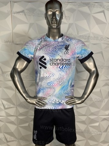 Uniforme Soccer Liverpool Visita 2022-23: Uniforme de futbol soccer replica modelo Liverpool Visita 2022-23, incluye playera blanca con colores, short negro, y numeros en la espalda.