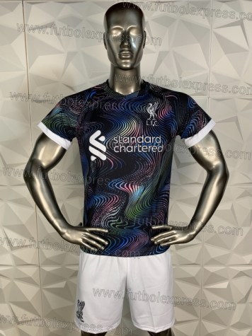Uniforme Soccer Liverpool Visita 2022-23 Negro: Uniforme de futbol soccer replica modelo Liverpool Visita 2022-23, incluye playera negra con colores, short blanco, y numeros en la espalda.