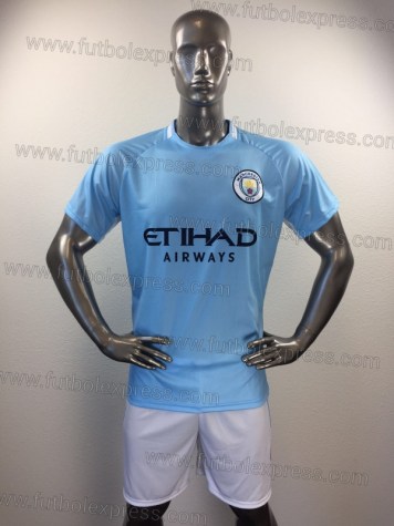 Uniforme Soccer Manchester City Local 2017-18: Uniforme de futbol soccer replica modelo Manchester City Local 2017-18, incluye playera azul celeste, short blanco, y numeros en la espalda.