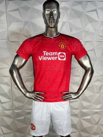 Uniforme Soccer Manchester United Local 2023-24: Uniforme de futbol soccer replica modelo Manchester United Local 2023-24, incluye playera roja, short blanco, y numeros en la espalda.