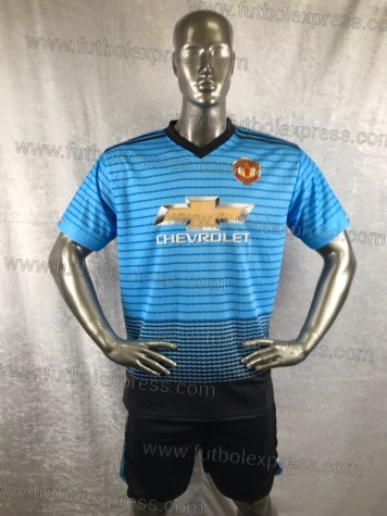 Uniforme Soccer Manchester United Local 2018-19 Azul Celeste: Uniforme de futbol soccer replica modelo Manchester United Local 2018-19, incluye playera azul celeste, short negro, y numeros en la espalda.