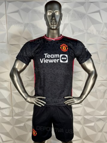 Uniforme Soccer Manchester United Local 2023-24 Negro: Uniforme de futbol soccer replica modelo Manchester United Local 2023-24, incluye playera negra, short negro y numeros en la espalda.