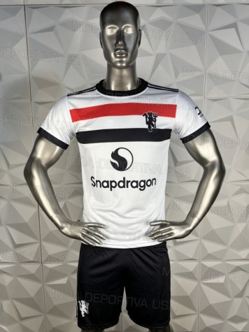 Uniforme Soccer Manchester United Tercero 2024-25: Uniforme de futbol soccer replica modelo Manchester United Tercero 2024-25, incluye playera blanca, short negro, y numeros en la espalda.