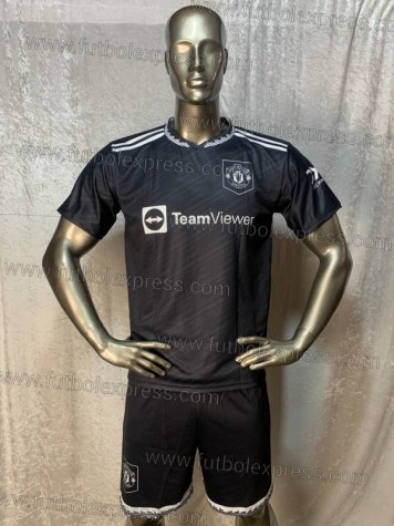 Uniforme Soccer Manchester United Tercero 2022-23 Negro: Uniforme de futbol soccer replica modelo Manchester United Tercero 2022-23, incluye playera negro, short negro, y numeros en la espalda.