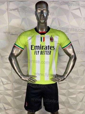 Uniforme Soccer Milan Local 2022-23 Verde/Blanco: Uniforme de futbol soccer replica modelo Milan Local 2022-23, incluye playera rayada verde y blanca, short negro, y numeros en la espalda.