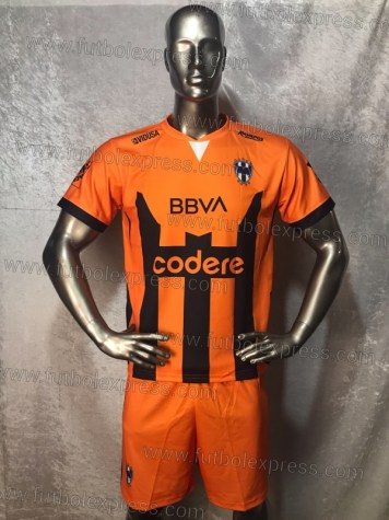 Uniforme Soccer Monterrey Local 2021-22 Naranja: Uniforme de futbol soccer replica modelo Monterrey Local 2021-22, incluye playera rayada naranja y azul marino, short naranja, y numeros en la espalda.