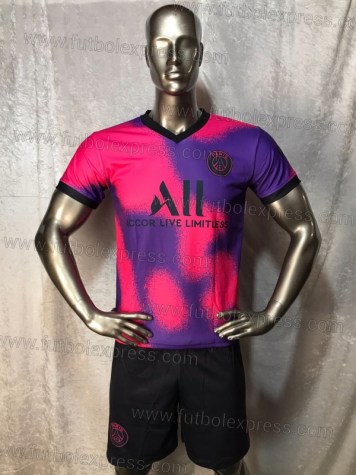 Uniforme Soccer Paris Saint Germain Cuarto 2020-21: Uniforme de futbol soccer replica modelo Paris Saint Germain Cuarto 2020-21, incluye playera rosa y morada, short negro, y numeros en la espalda.