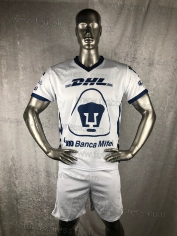 Uniforme Soccer Pumas Local 2020-21: Uniforme de futbol soccer replica modelo Pumas Local 2020-21, incluye playera blanca, short blanco, y numeros en la espalda.