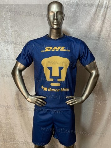 Uniforme Soccer Pumas Visita 2021-22: Uniforme de futbol soccer replica modelo Pumas Visita 2021-22, incluye playera azul, short azul, y numeros en la espalda.