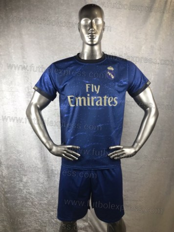 Uniforme Soccer Real Madrid Visita 2019-20: Uniforme de futbol soccer replica modelo Real Madrid Visita 2019-20, incluye playera azul, short azul, y numeros en la espalda.