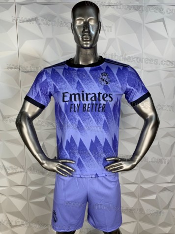Uniforme Soccer Real Madrid Visita 2022-23: Uniforme de futbol soccer replica modelo Real Madrid Visita 2022-23, incluye playera morada, short morado, y numeros en la espalda.