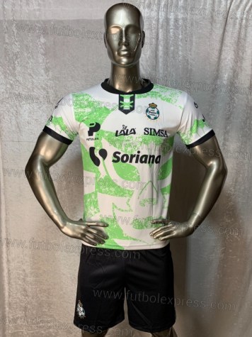 Uniforme Soccer Santos Laguna Tercero 2021-22: Uniforme de futbol soccer replica modelo Santos Laguna Tercero 2021-22, incluye playera blanca y verde, short negro, y numeros en la espalda.