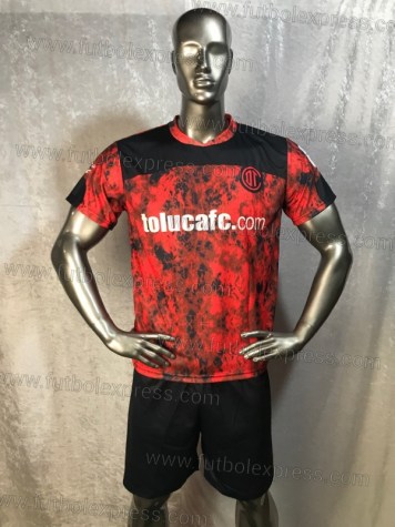 Uniforme Soccer Toluca Local 2020-21: Uniforme de futbol soccer replica modelo Toluca Local 2020-21, incluye playera roja con negro, short negro, y numeros en la espalda.