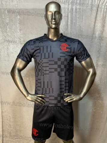 Uniforme Soccer Toluca Visita 2022-23 Negro: Uniforme de futbol soccer replica modelo Toluca Visita 2022-23, incluye playera gris con negro, short negro, y numeros en la espalda.
