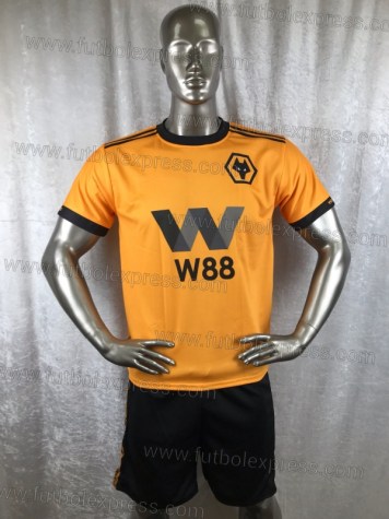 Uniforme Soccer Wolverhampton Local 2018-19: Uniforme de futbol soccer replica modelo Wolverhampton Local 2018-19, incluye playera amarillo anaranjado, short negro, y numeros en la espalda.